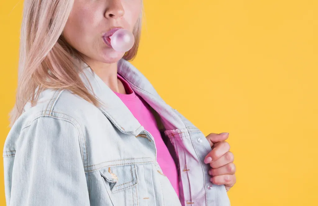 kobieta żująca gumę