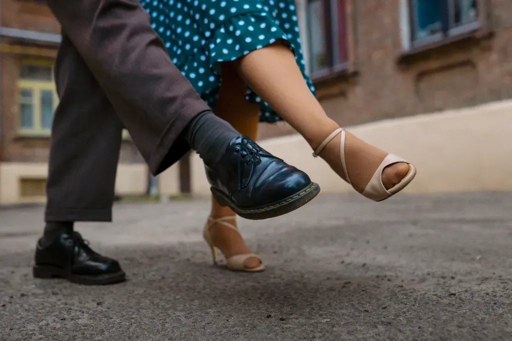 zbliżenie na buty tańczącej pary