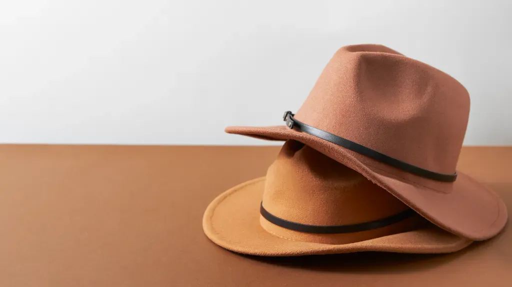 dwa brązowe kapelusze 