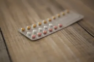 Wkładka domaciczna - czym jest, komu jest dedykowana i jak wypada w zestawieniu z innymi formami antykoncepcji?